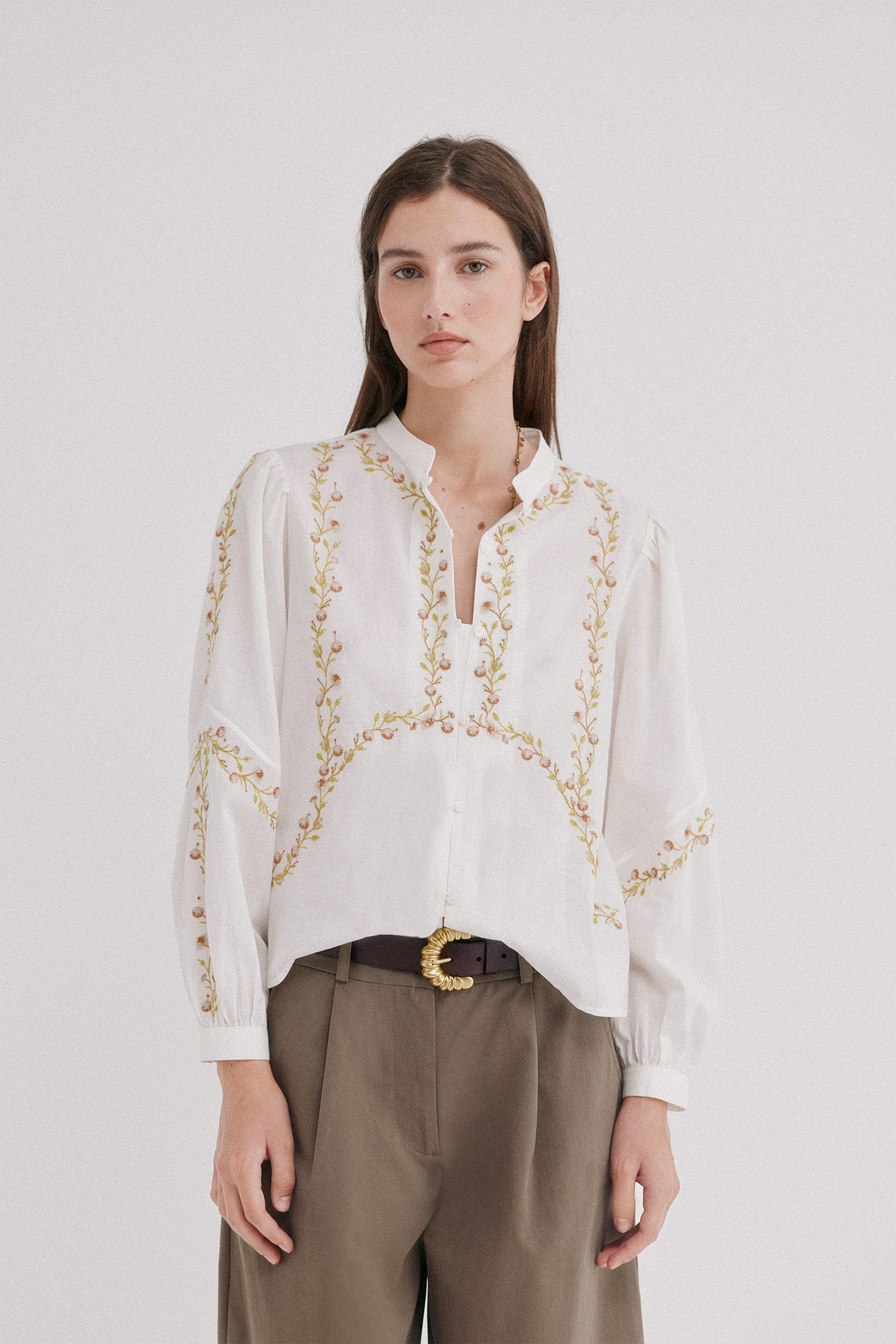 Hoss Intropia Cintya. Camisa bordados