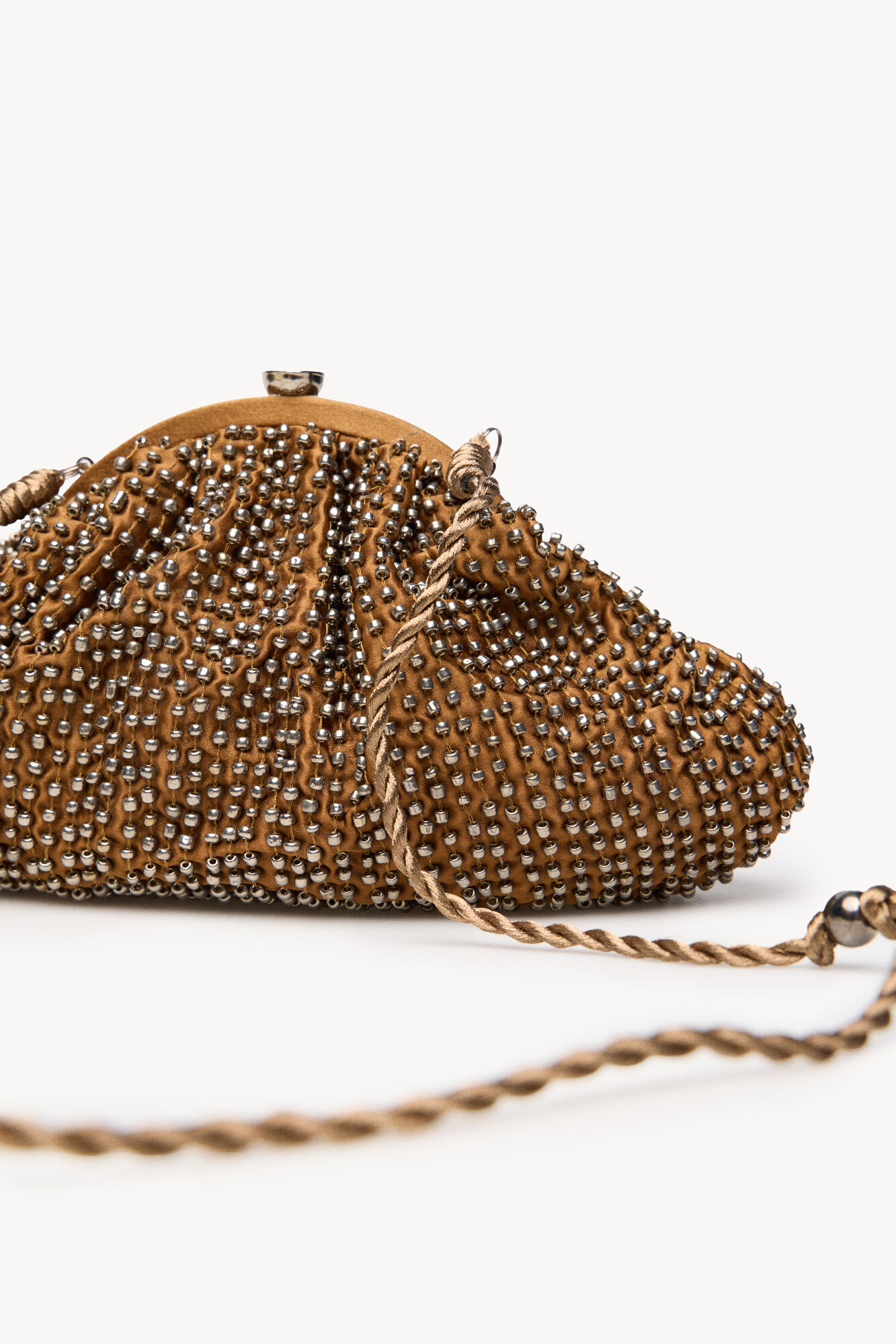 Hoss Intropia Nelsa. Bolso clutch abalorios