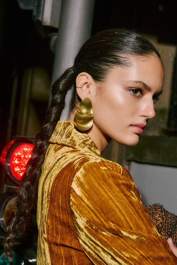 Hoss Intropia Lea. Pendientes largos Dorado