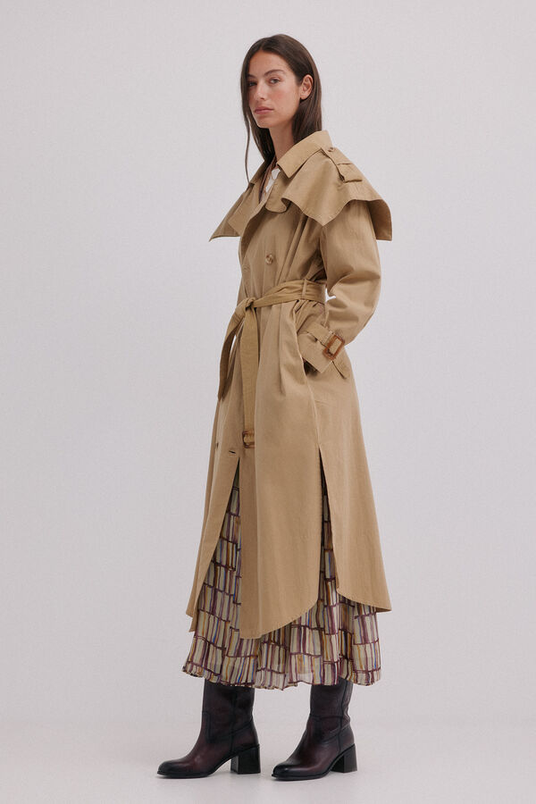 Hoss Intropia Dani&egrave;le. Gabardina bordada Marfil