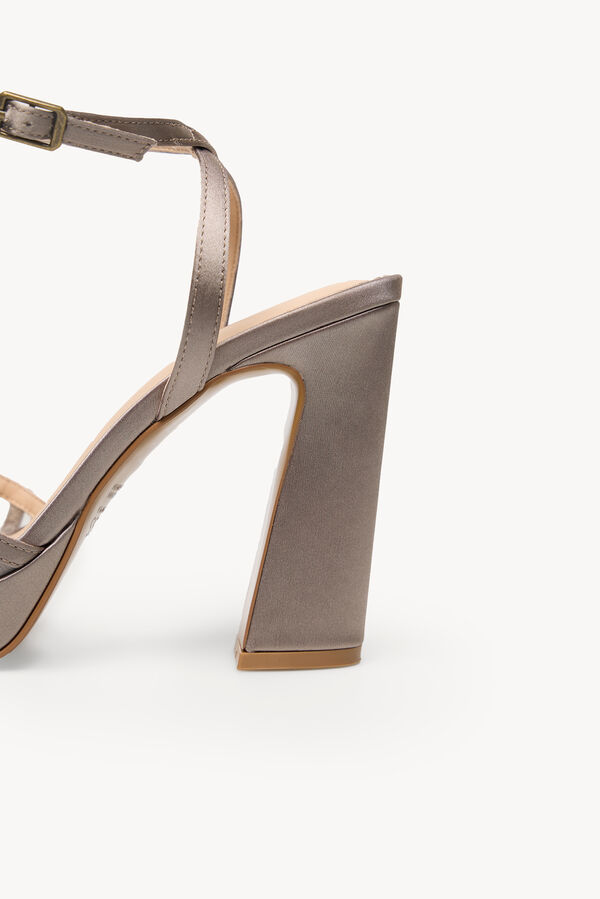 Hoss Intropia Naiara. Sandalia tac&oacute;n sat&eacute;n Gris