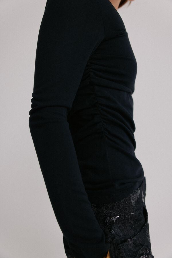 Hoss Intropia Magnolia. Top escote asim&eacute;trico Negro