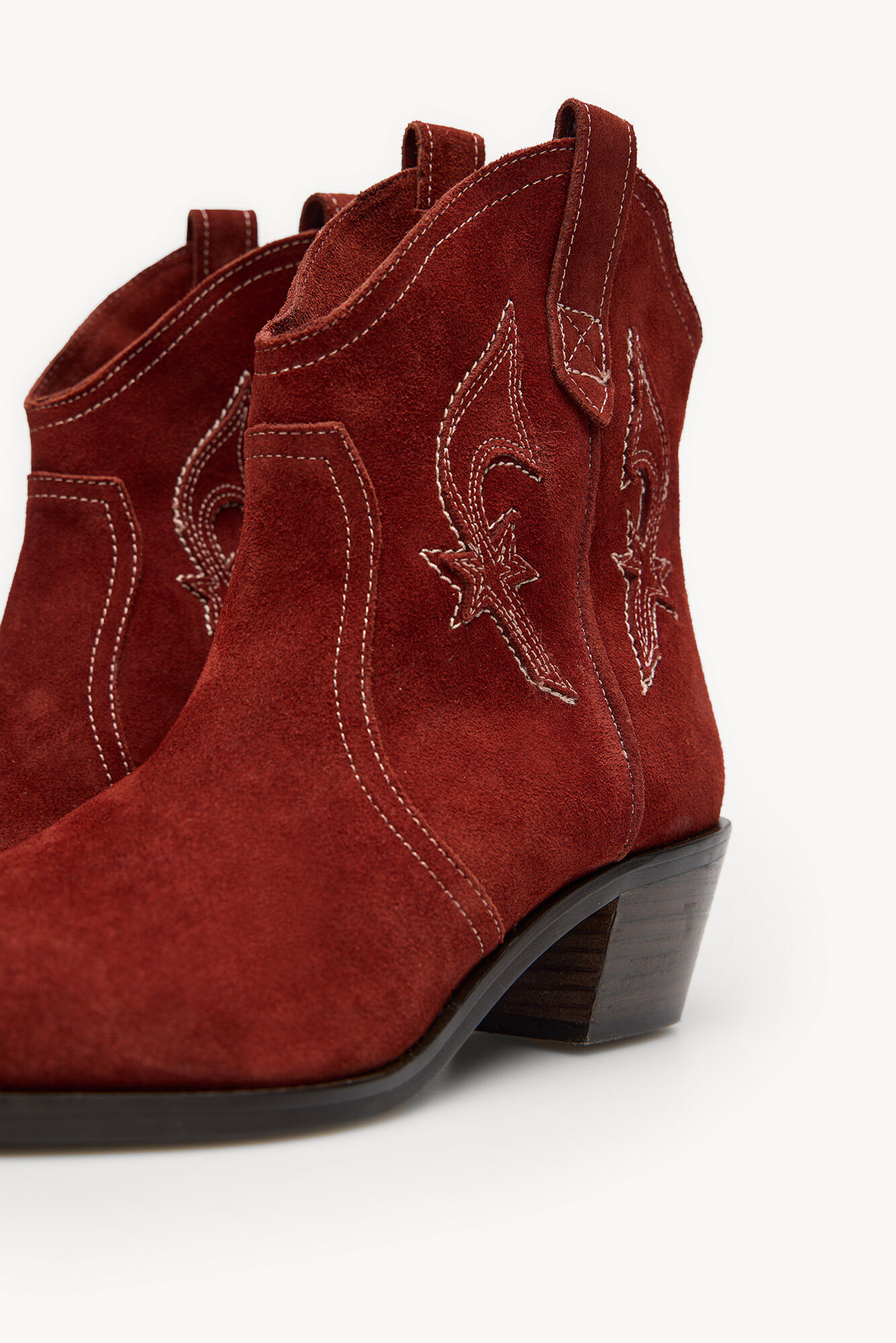 Hoss Intropia Macarena. Bot&iacute;n bajo serraje