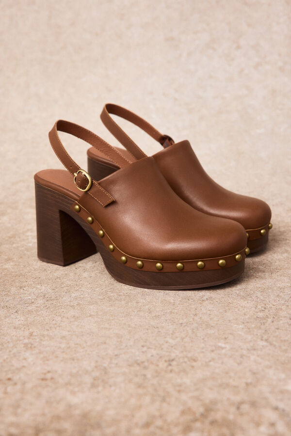 Slowlove Zueco de piel con tachas Marr&oacute;n
