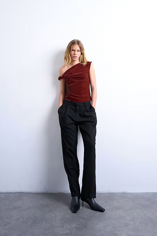 Topshop Top drapeado asim&eacute;trico marr&oacute;n