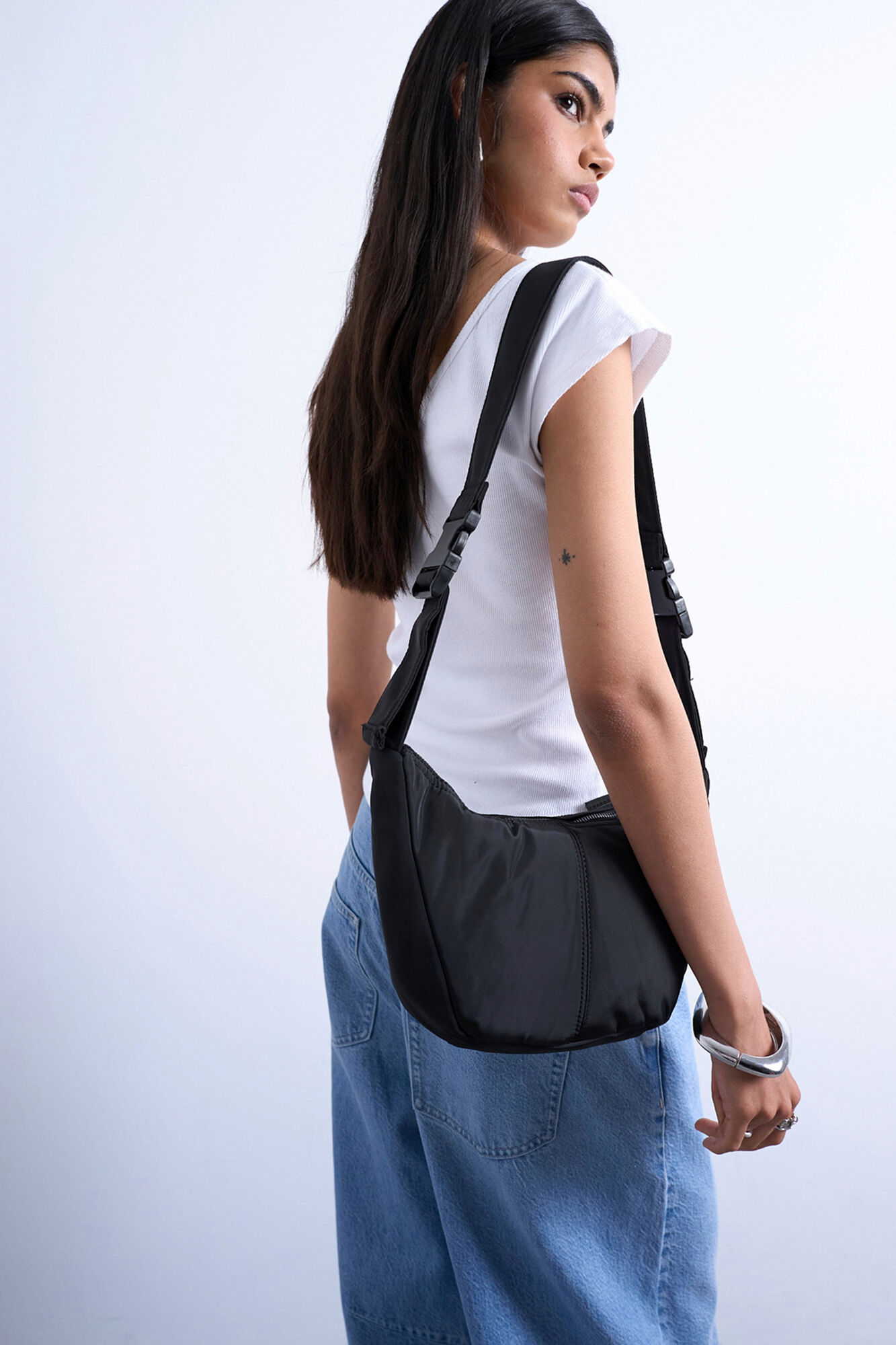 Topshop Bolso bandolera con correa ajustable y acabado satinado