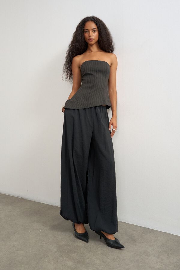Topshop Top asimetrico palabra de honor nude