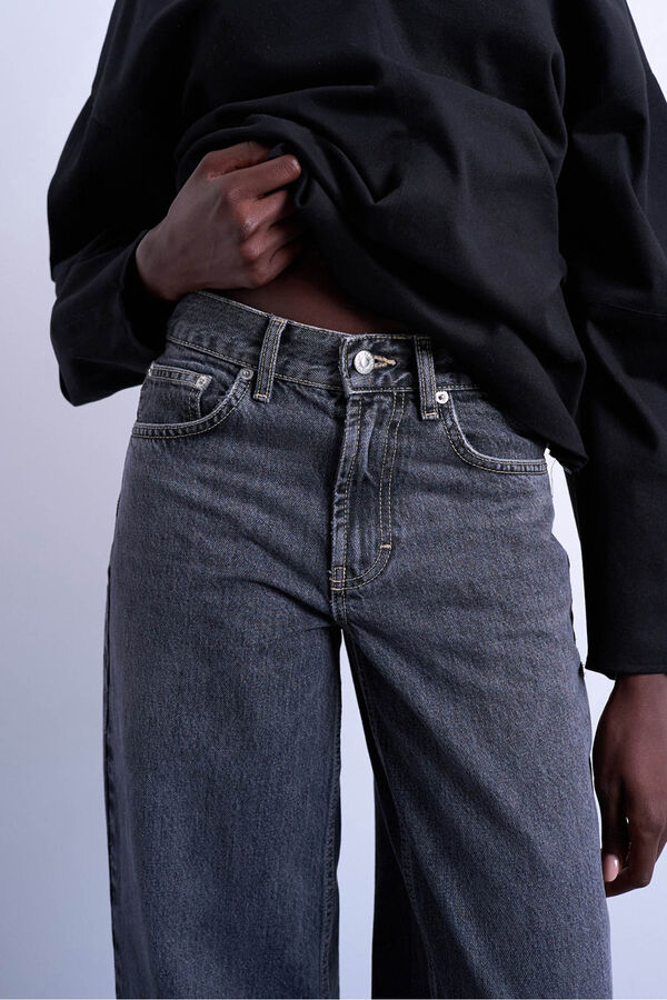 Topshop Jeans wide fit de tiro bajo con cintur&oacute;n trasero gris