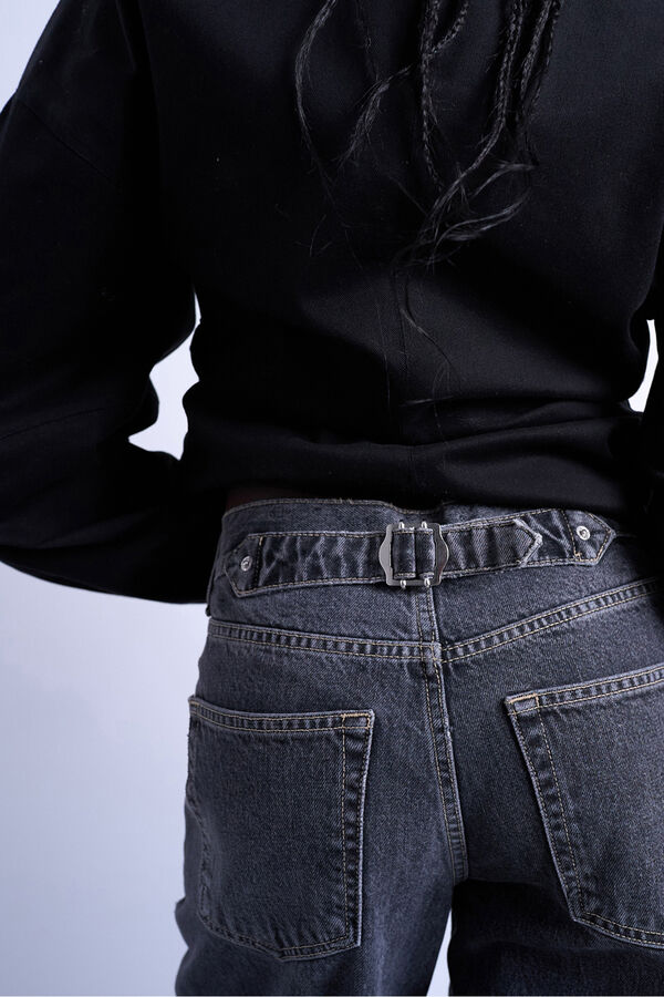 Topshop Jeans wide fit de tiro bajo con cintur&oacute;n trasero gris