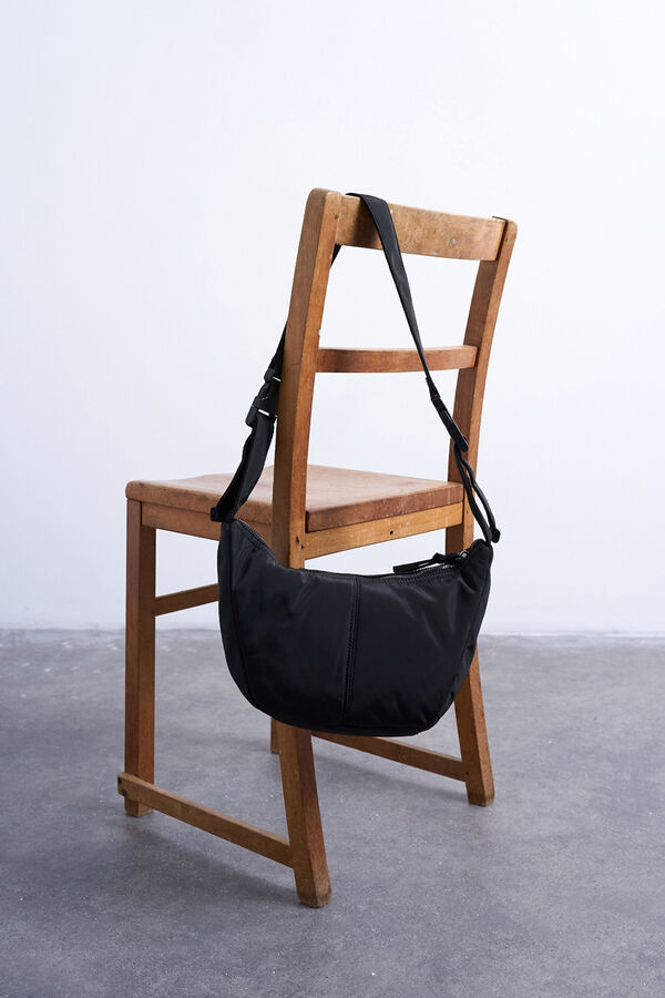 Topshop Bolso bandolera con correa ajustable y acabado satinado negro