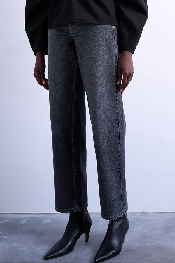 Topshop Jeans wide fit de tiro bajo con cintur&oacute;n trasero gris