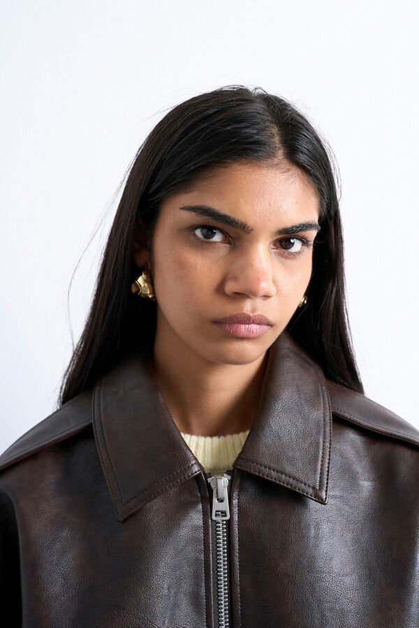 Topshop Cazadora corta con acabado coated (recubrimiento de poliuretano) marr&oacute;n