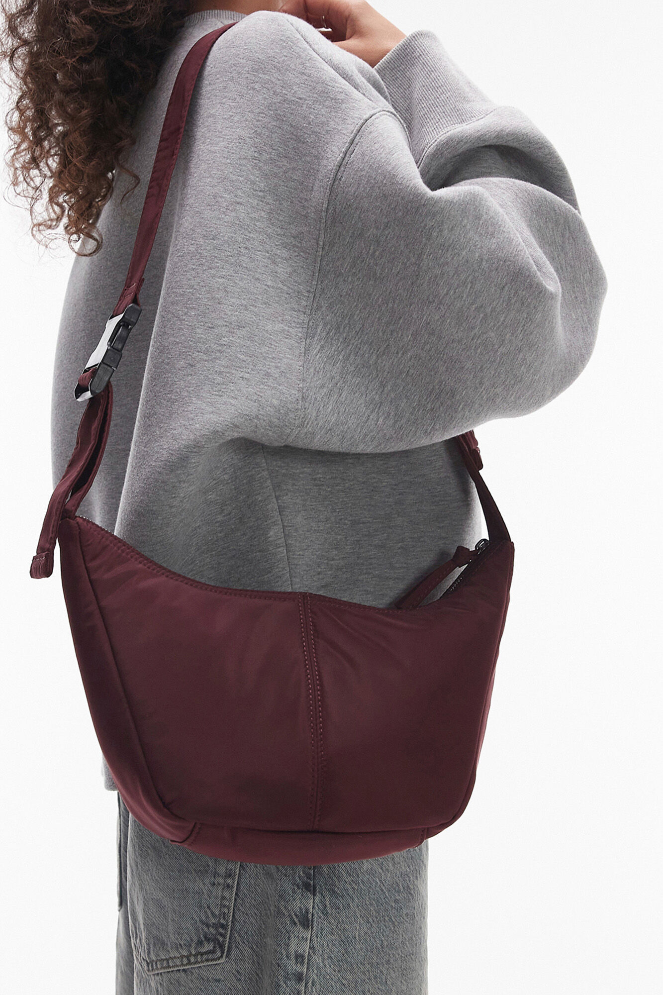 Topshop Bolso bandolera con correa ajustable y acabado satinado