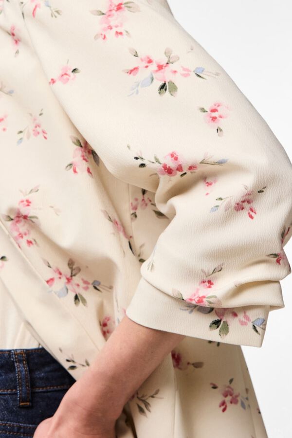 Pieces Blazer estampada floral con manga tres cuartos blanco