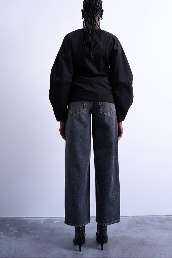 Topshop Jeans wide fit de tiro bajo con cintur&oacute;n trasero gris