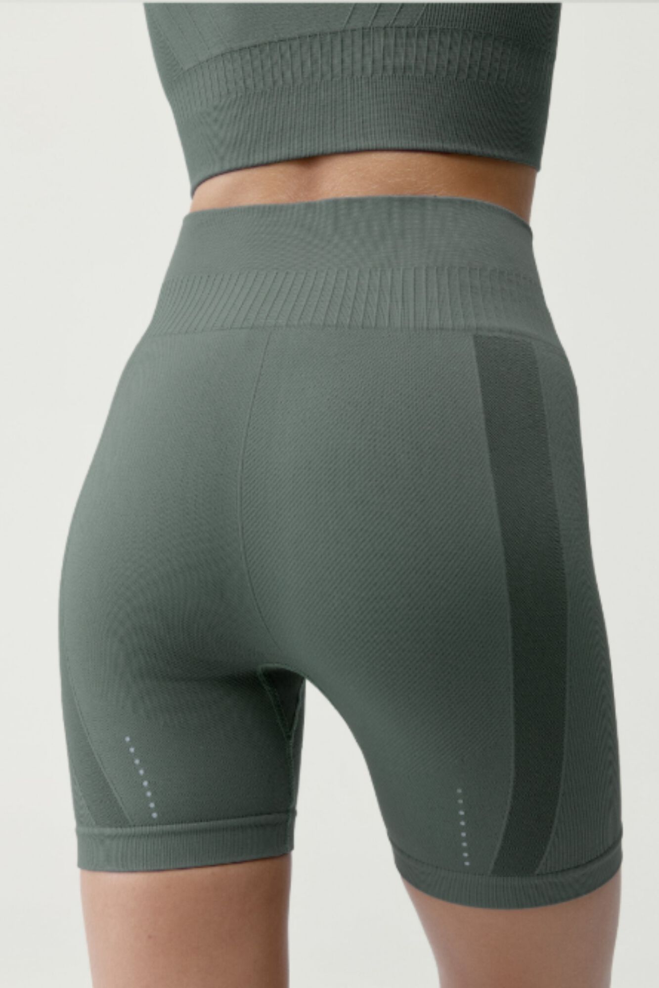 Born Living Yoga Pantalones cortos deportivos Eris verde