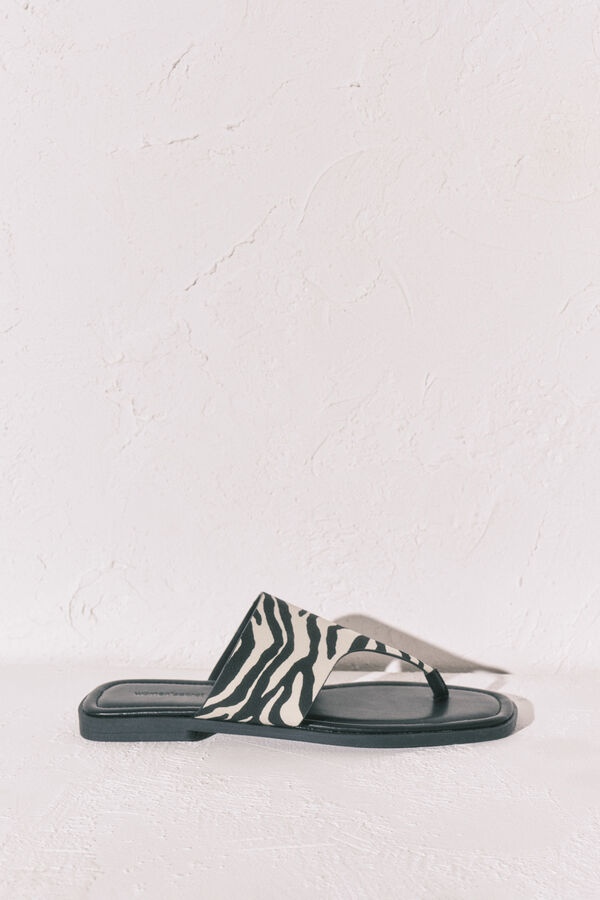 Women'secret Sandalias planas dedo estampado cebra negro