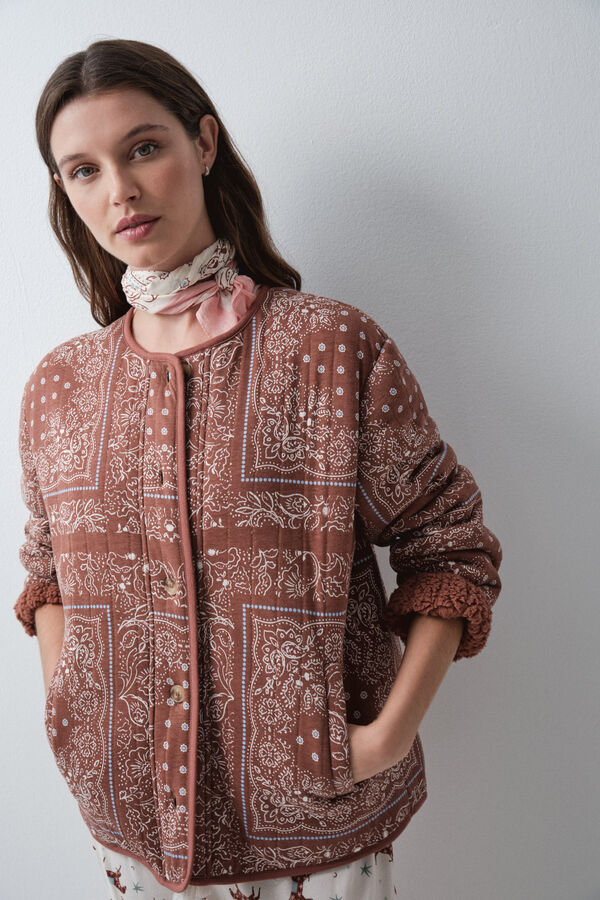 Women'secret Bata corta chaqueta estampado bandana marr&oacute;n