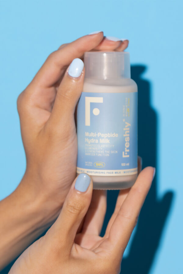 Freshly Cosmetics Multi-Peptide Hydra Milk  azul