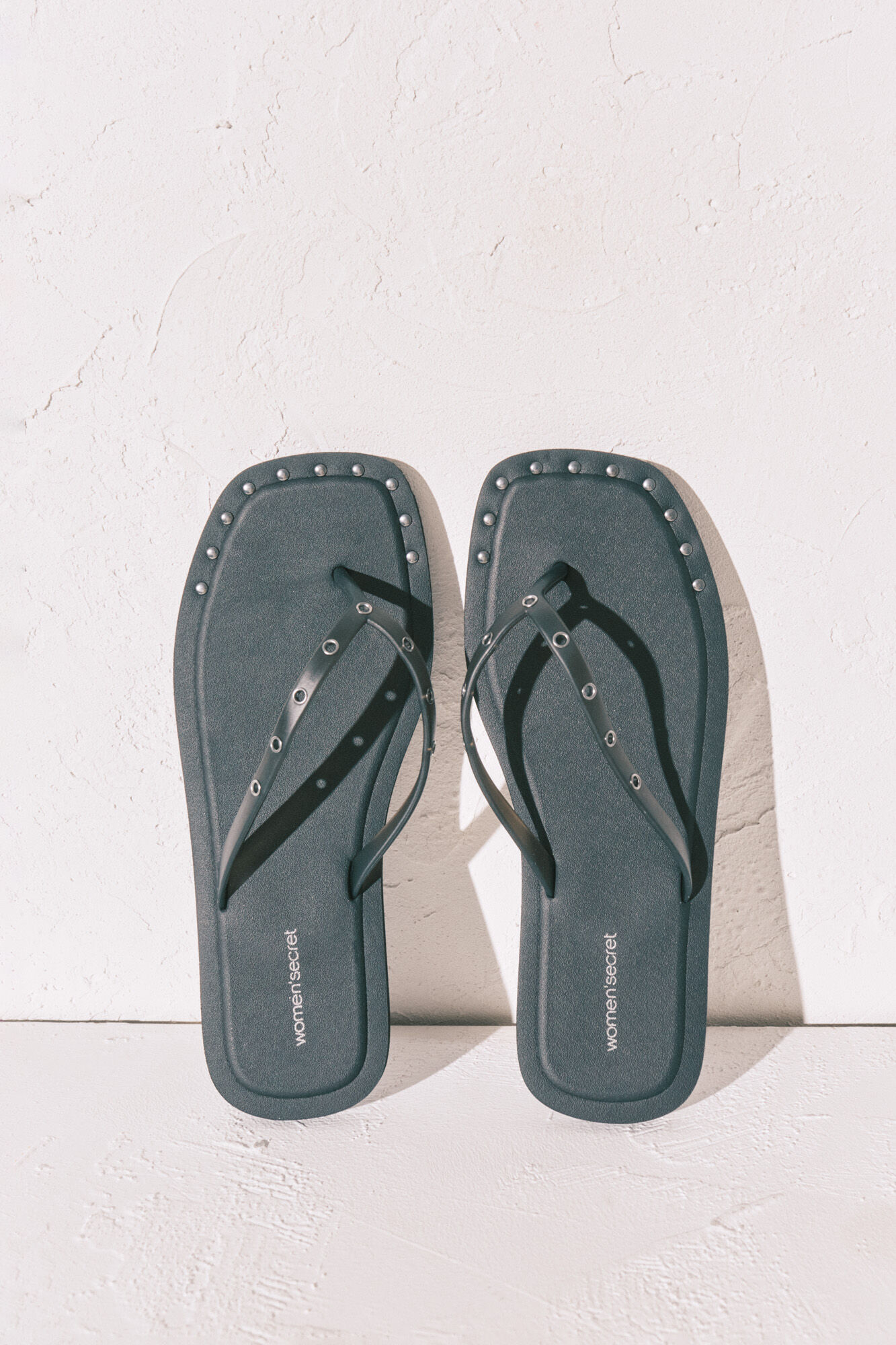 Women'secret Chanclas punta cuadrada negras tachuelas