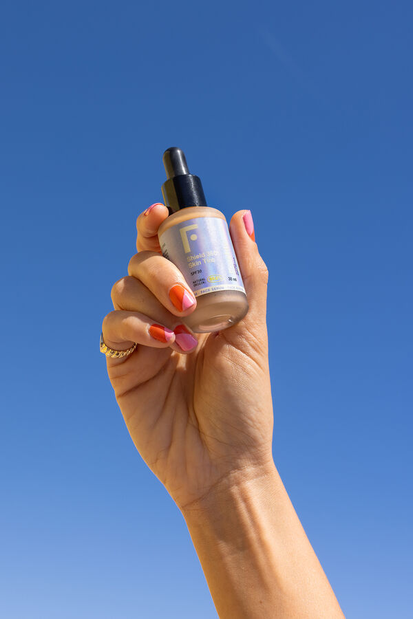 Freshly Cosmetics S&eacute;rum con color y protecci&oacute;n SPF 30 gris