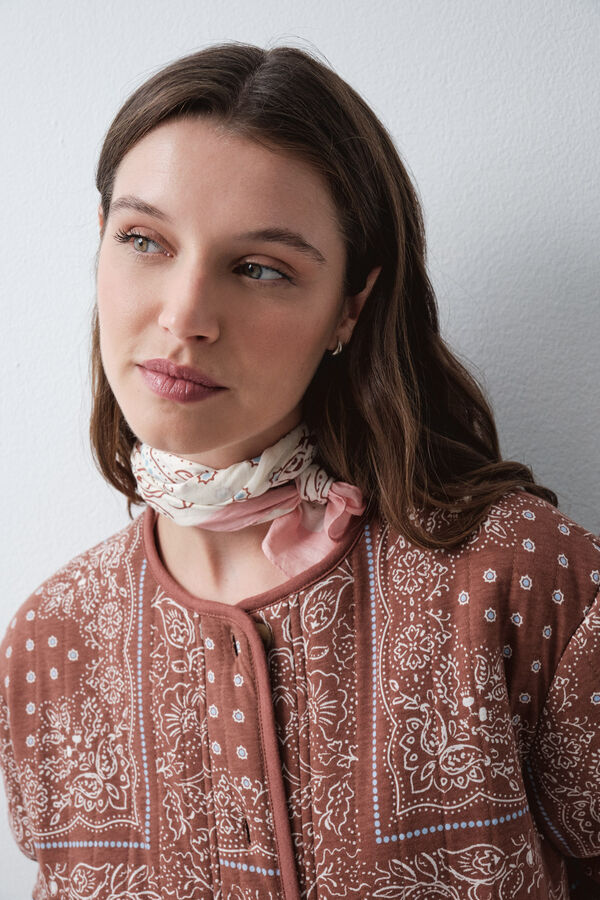 Women'secret Bata corta chaqueta estampado bandana marr&oacute;n