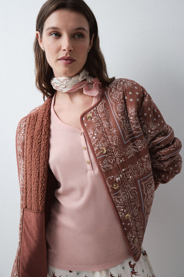 Women'secret Bata corta chaqueta estampado bandana marr&oacute;n