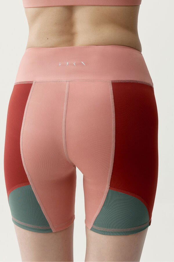 Born Living Yoga Pantal&oacute;n corto deportivo Darana coral rojo/verde estampado