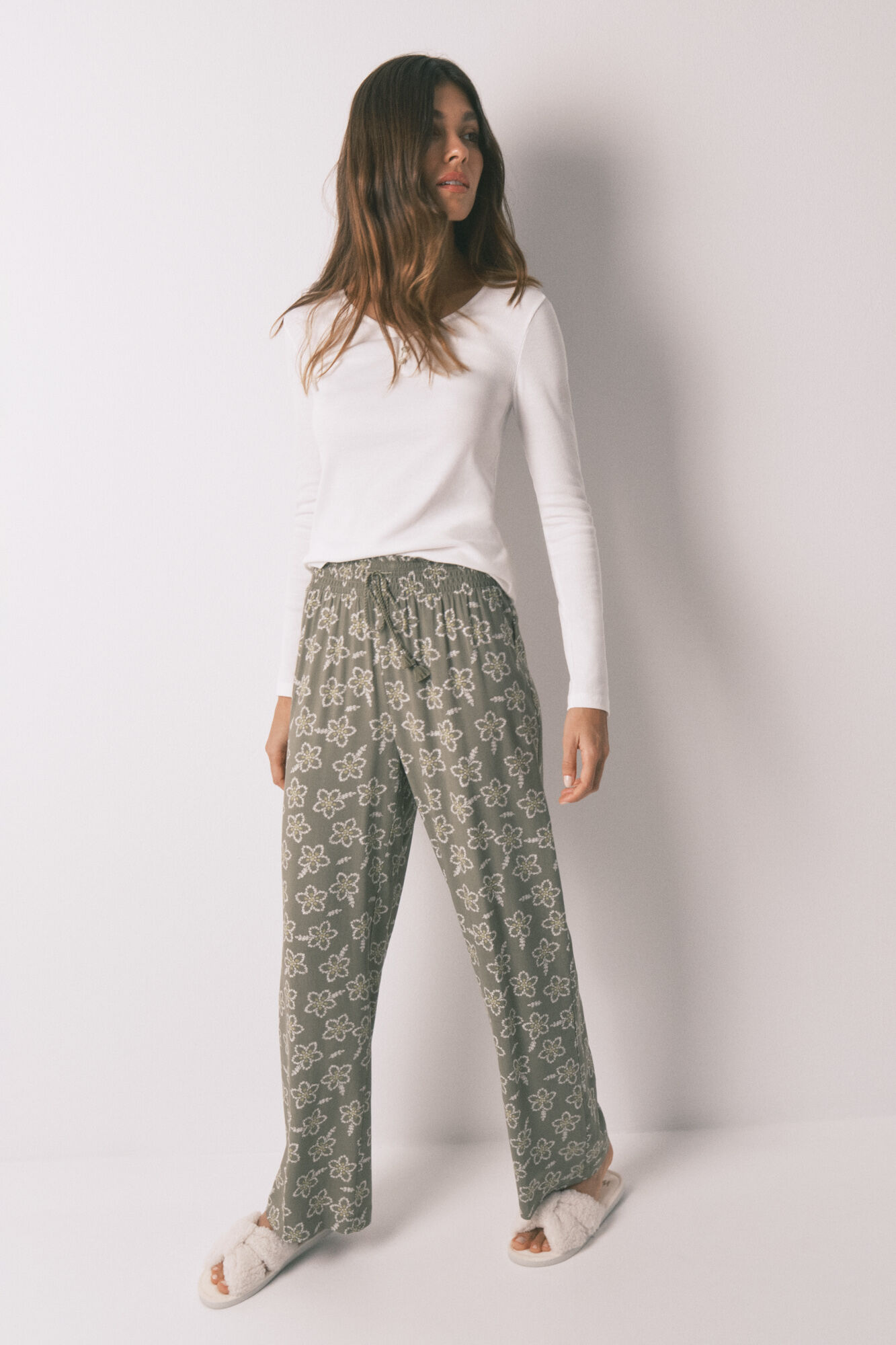 Women'secret Pantal&oacute;n largo viscosa flores kaki 