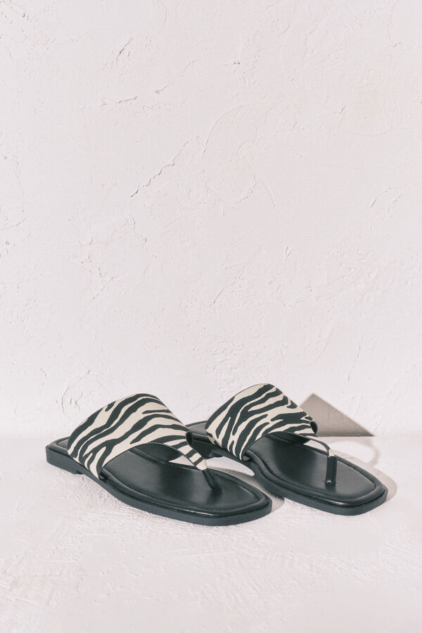 Women'secret Sandalias planas dedo estampado cebra negro