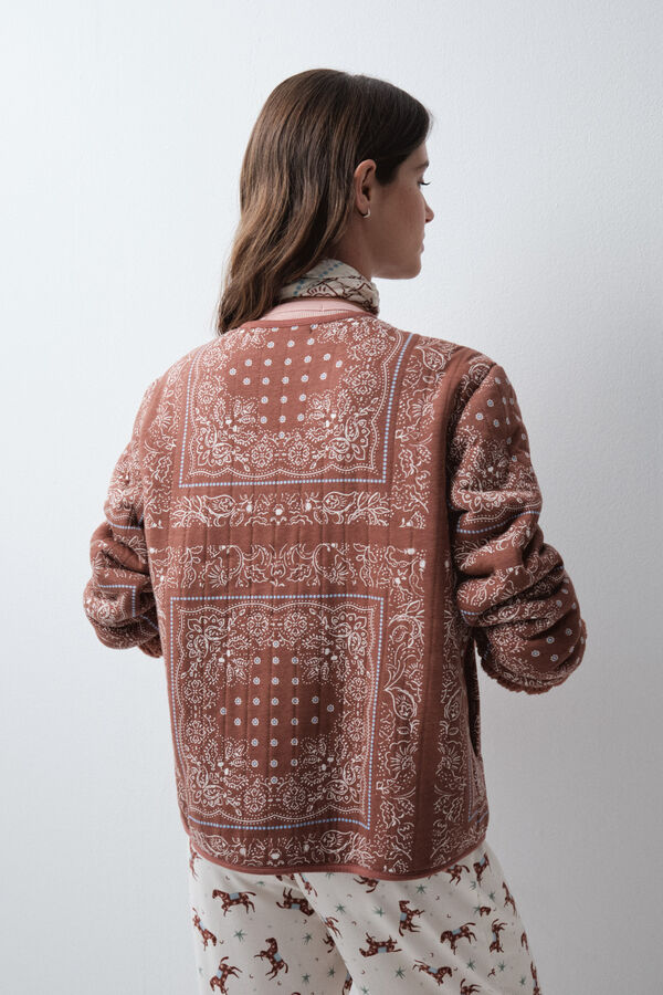Women'secret Bata corta chaqueta estampado bandana marr&oacute;n