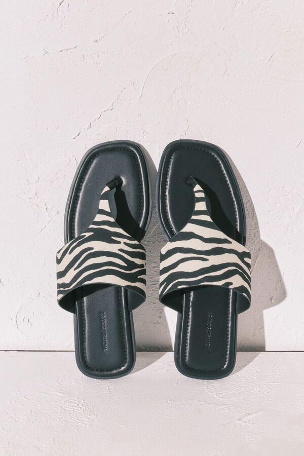 Women'secret Sandalias planas dedo estampado cebra negro