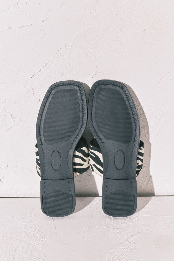 Women'secret Sandalias planas dedo estampado cebra negro