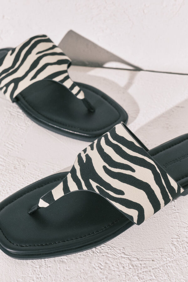 Women'secret Sandalias planas dedo estampado cebra negro
