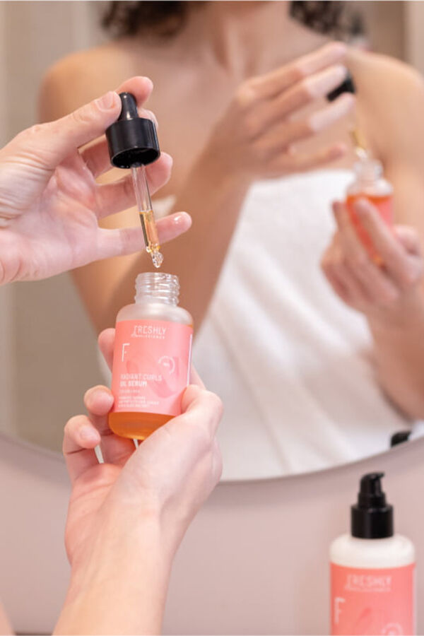 Freshly Cosmetics Radiant Curls Oil Serum  blanco