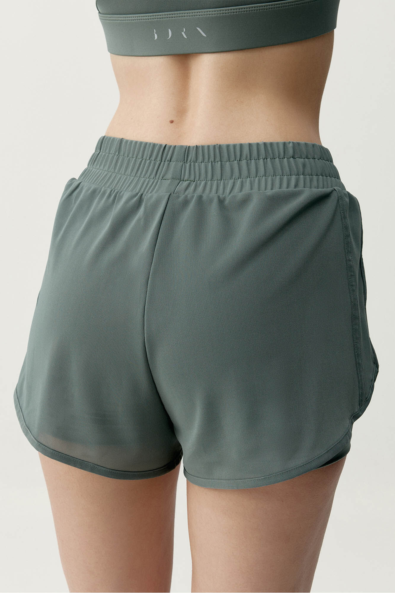 Born Living Yoga Pantal&oacute;n corto deportivo Padma 2.0 verde