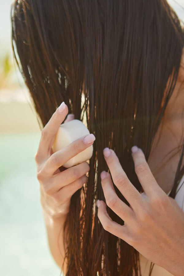 Salad Code Acondicionador de coco y soja para todo tipo de cabello beige