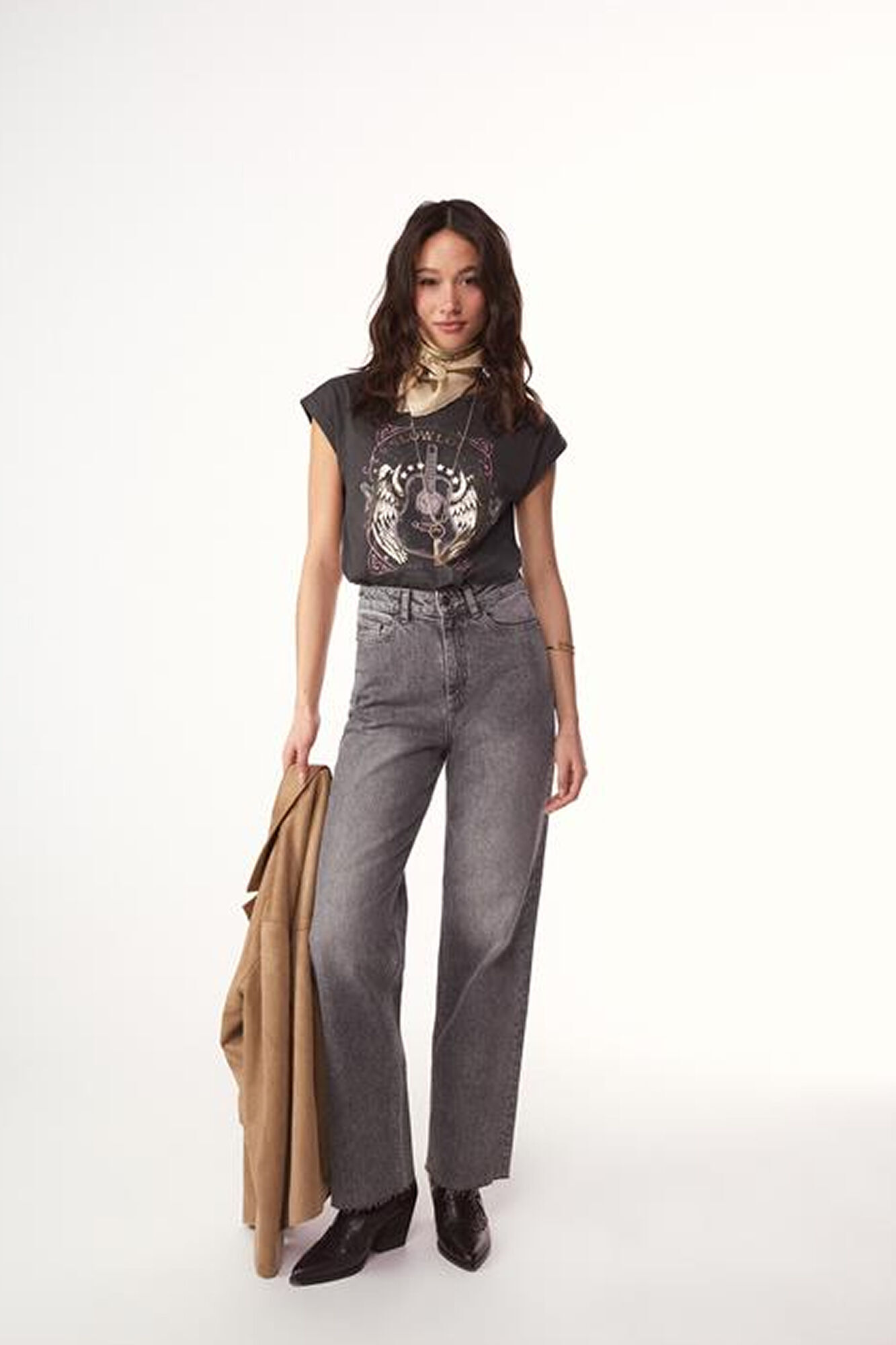 Conjunto de jeans, blazer, bandana, bota y camiseta
