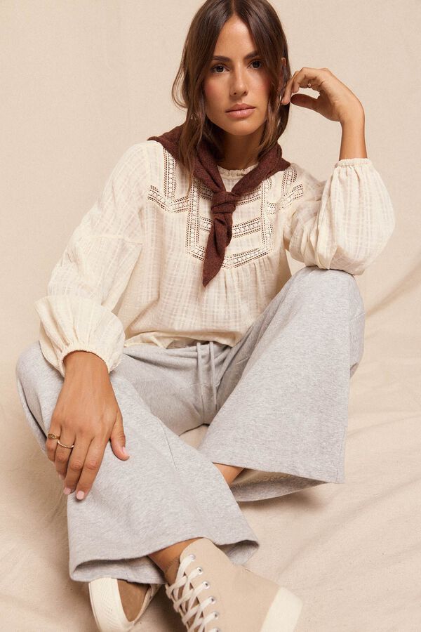 Conjunto de top, gorra, bolso, blazer y pantal&oacute;n