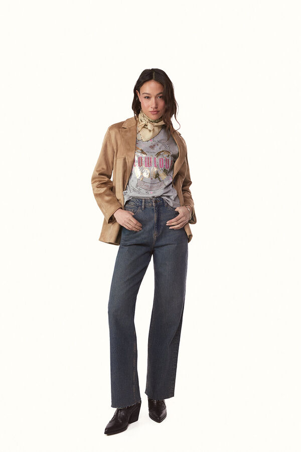 Conjunto de jeans, blazer, bandana, bota y camiseta