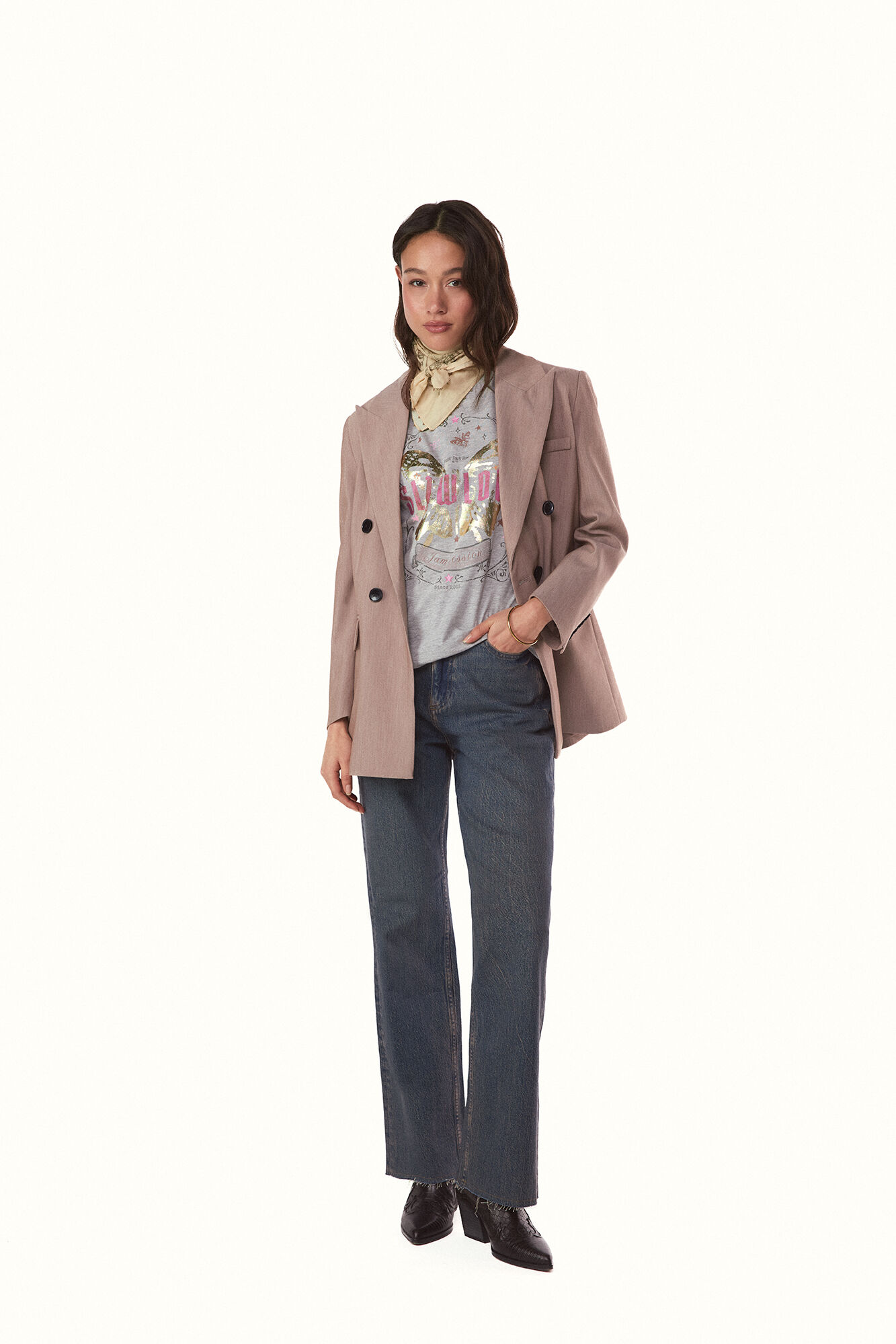 Conjunto de jeans, chaqueta, bandana y bota