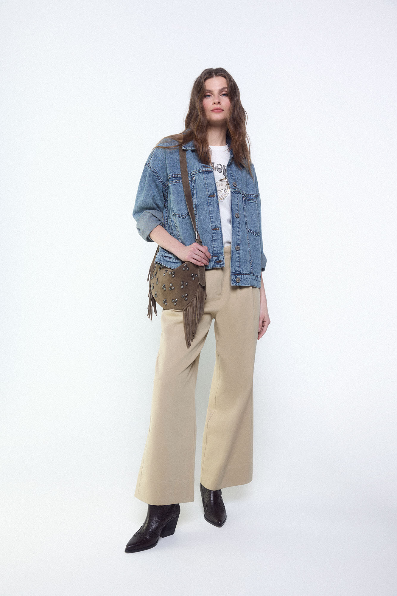 Conjunto de pantal&oacute;n, cazadora, cazadora, bota y camiseta