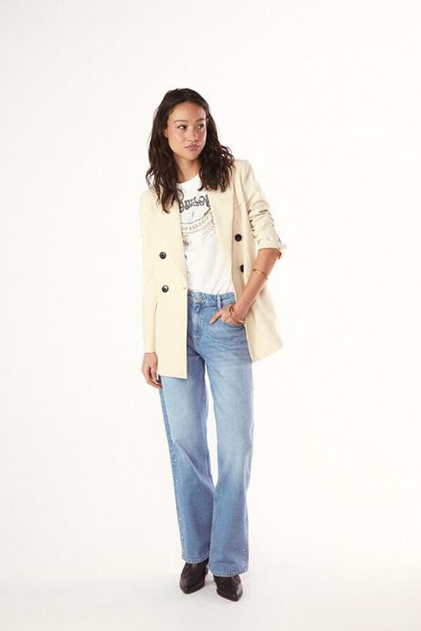Conjunto de jeans, chaqueta, bota y camiseta
