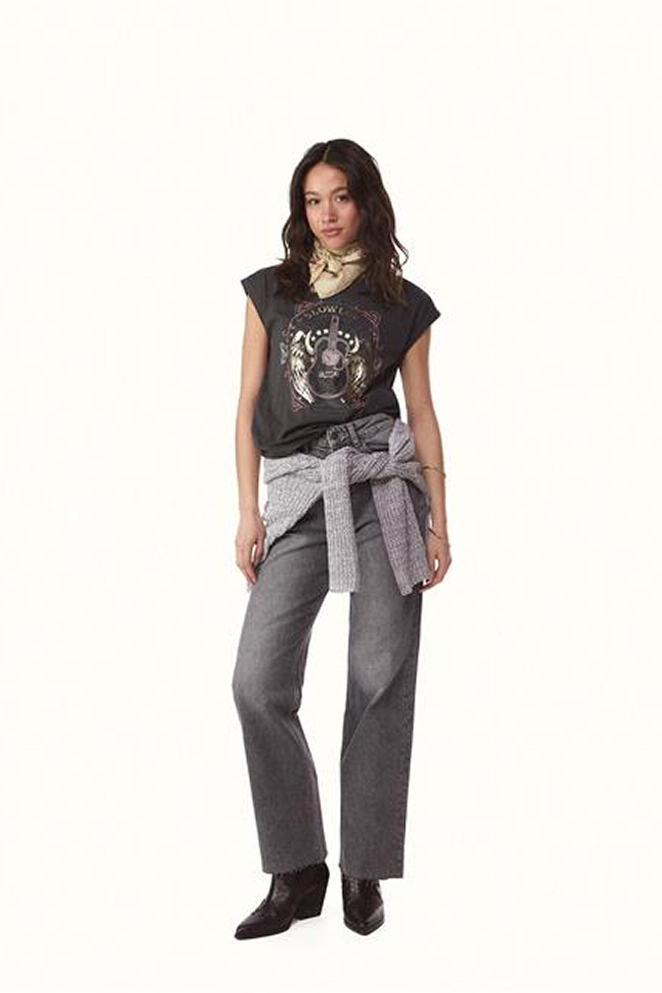 Conjunto de jersey, jeans, bandana y camiseta