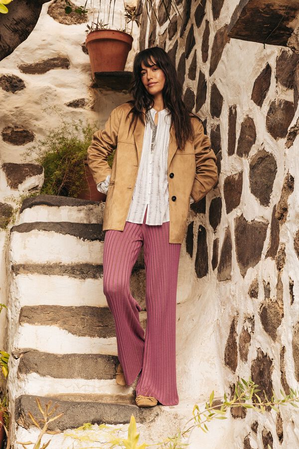 Conjunto de jeans, blazer, bandana, bota y camiseta