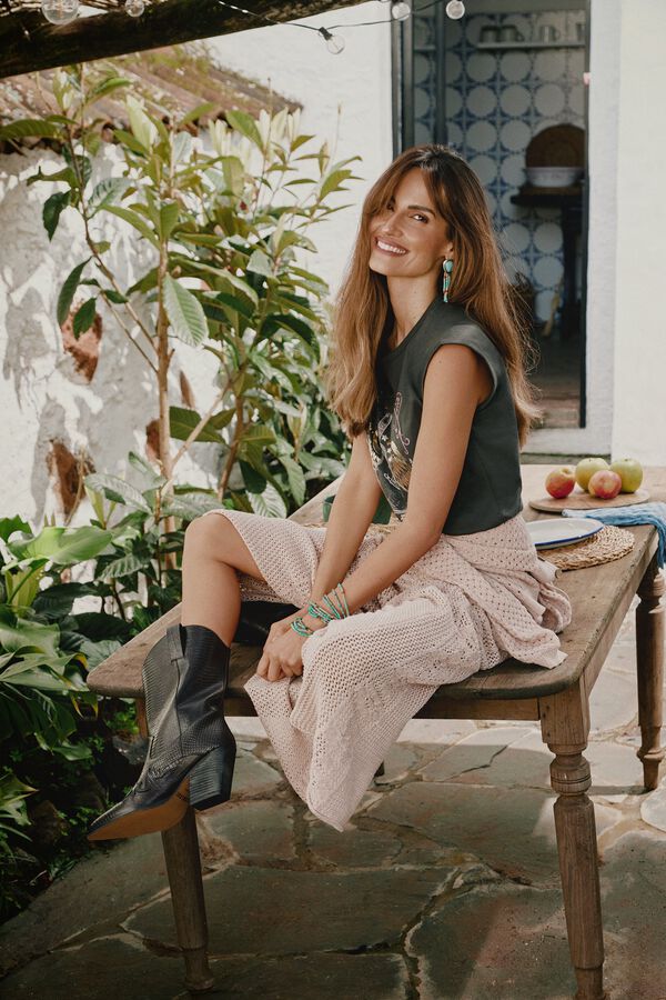 Conjunto de jeans, blazer, bandana, bota y camiseta