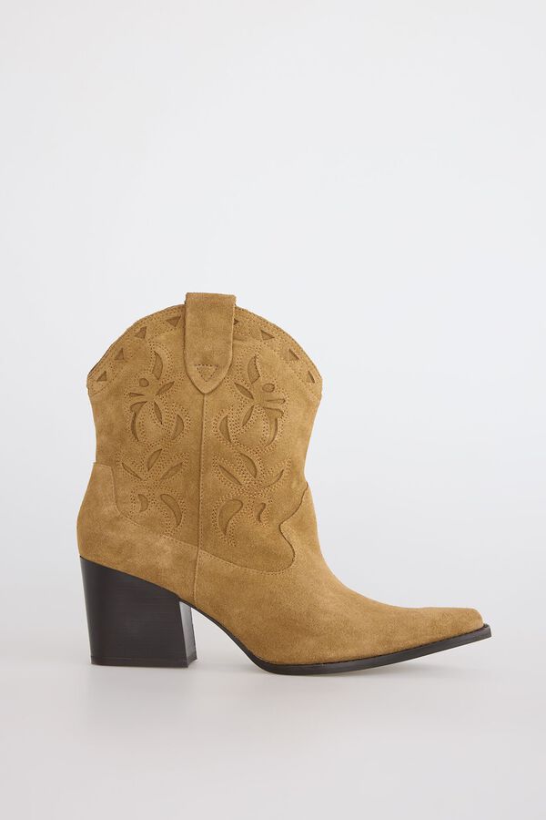 Conjunto de poncho, bot&iacute;n y pantal&oacute;n