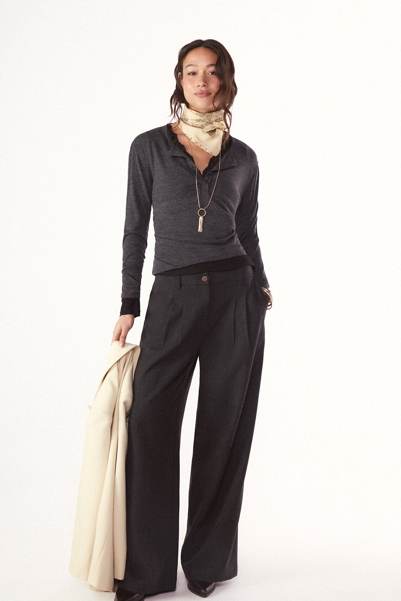 Conjunto de pantal&oacute;n, chaqueta, bandana y top