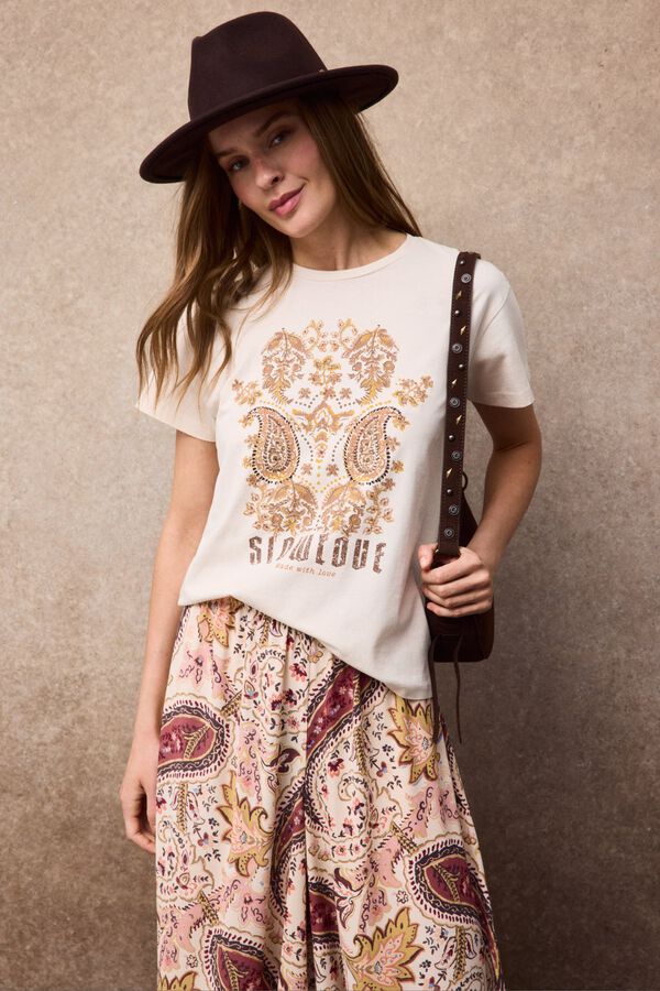 Conjunto de falda, bot&iacute;n y camiseta