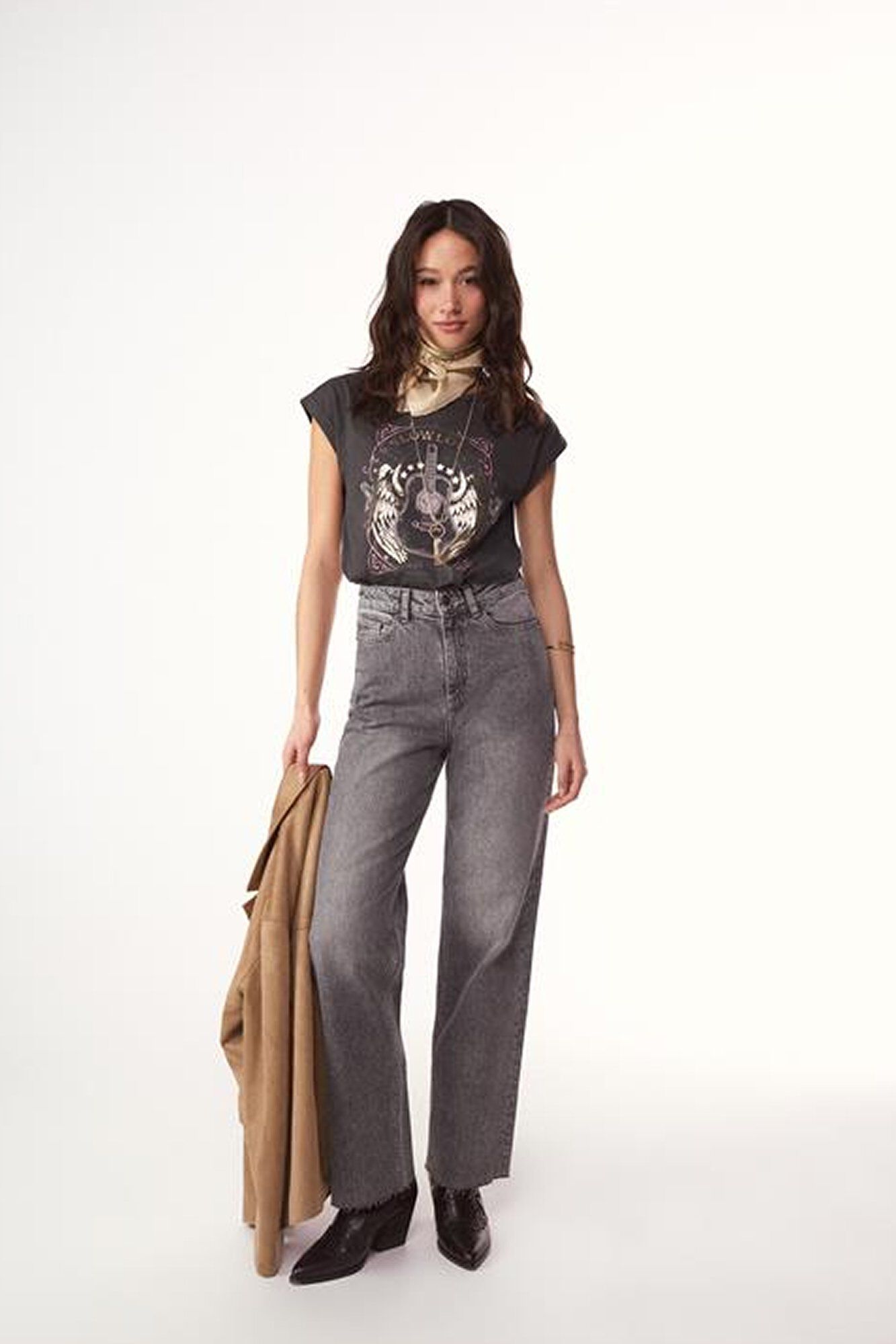 Conjunto de jeans, blazer, bandana, bota y camiseta